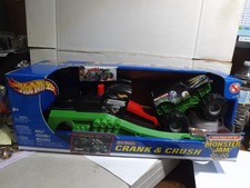 Juego Hotwheels Monster Jam Rev Tredz 2003 manivela y crush excavadora de tumbas