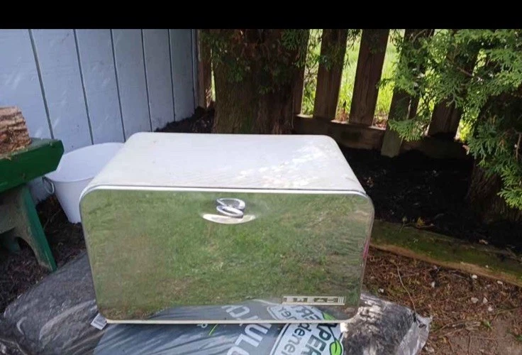 Vintage Beauty Box Lincoln Bread Box White w/ Chrome Finish (1960s).
Opens in a new window or tab