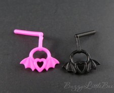 Muñeca Monster High G3 Draculaura Boo Crew Pendientes Corazón Volador Rosa y Negro