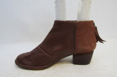Clarks Womens Sz 9.5 M Brown Leather Zip Ankle Fashion Boots  display picture 2