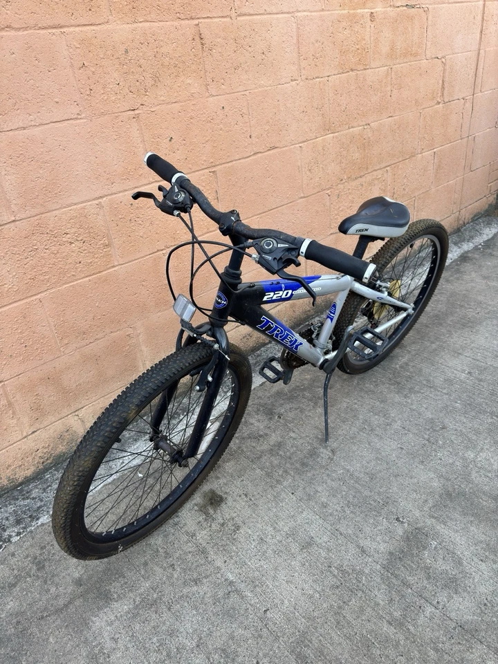 Bicicleta azul de TREK modelo Mountaintrack 220 Foto 2 de 4