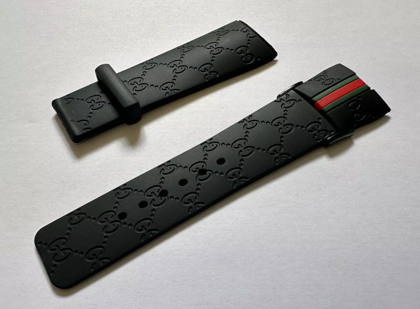 Bracelet caoutchouc noir de remplacement 26 mm neuf pour montre numérique Gucci ya114207