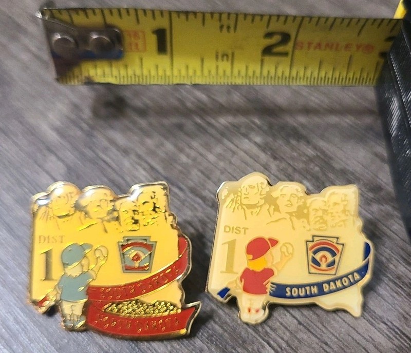 1990s VINTAGE LITTLE LEAGUE PINS MOUNT RUSHMORE NORTH SOUTH DAKOTA DIST 1 ,2DIFF