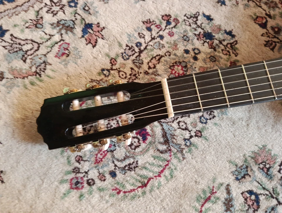 beautiful guitar complete set like new LaMancha Rubi GM concert guitar - Image 3 of 4