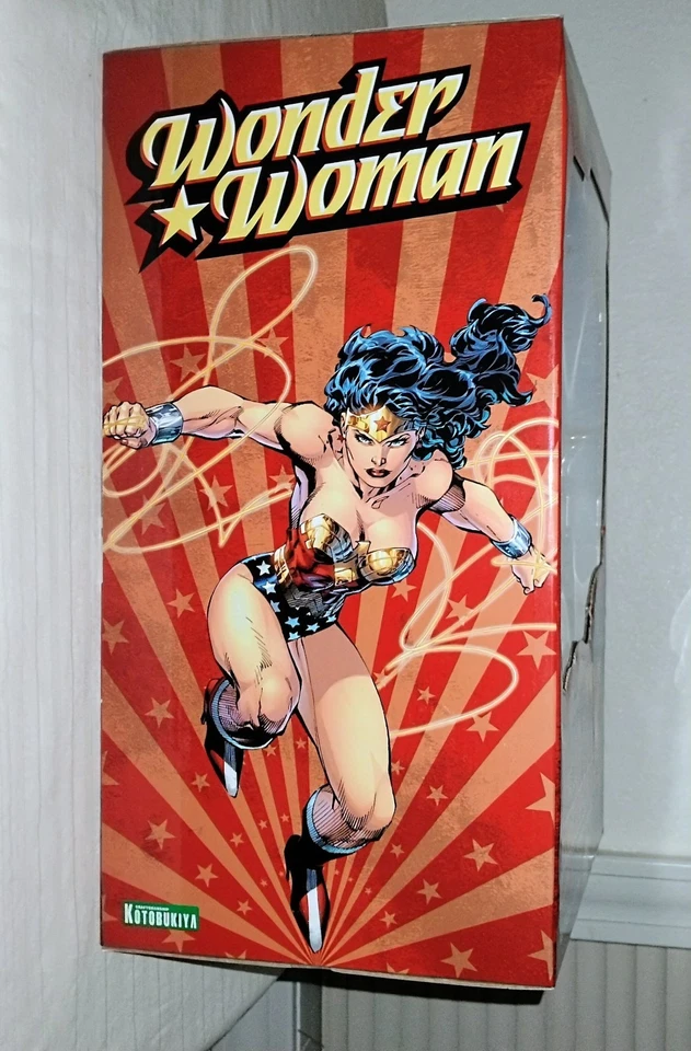 Estátua da Mulher Maravilha Kotobukiya ARTFX DC Universe - Imagem 3 de 4