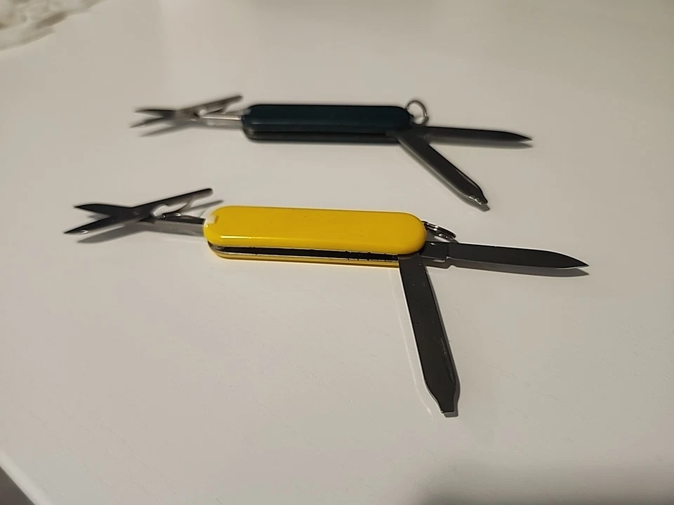 2 navajas suizas Victorinox Classic SD 58 mm - amarillas + verdes, usadas, buen estado Foto 3 de 4