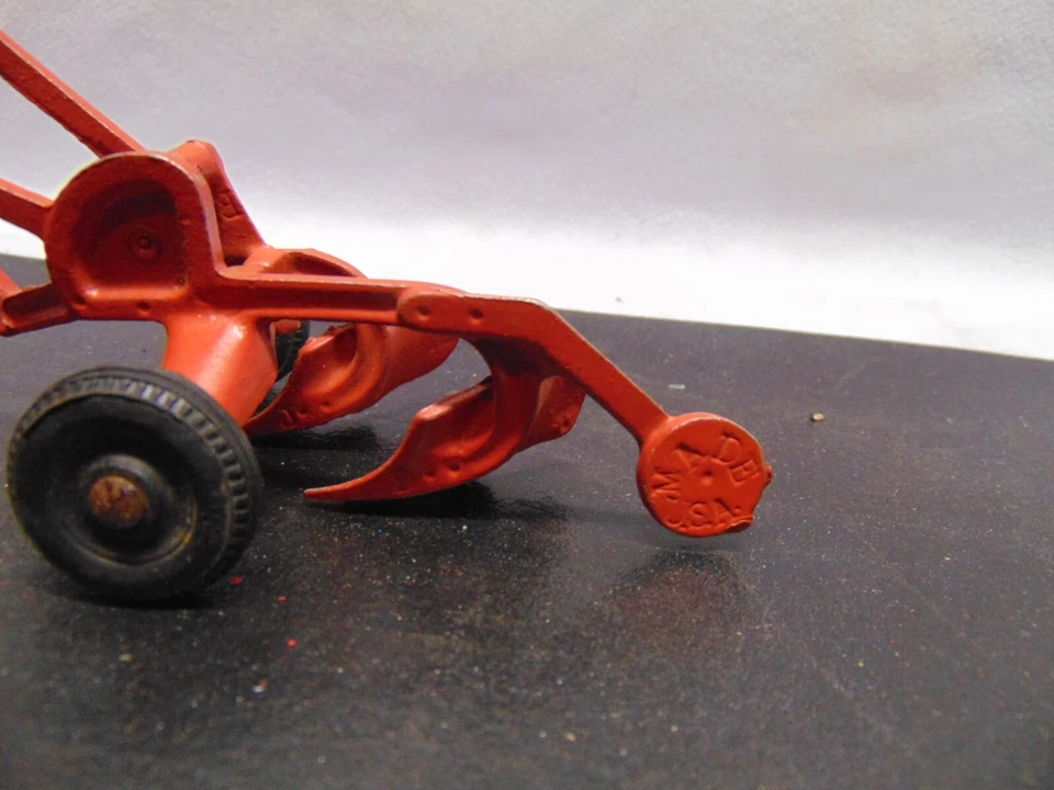 Niveladora de accesorios modelo tractor vintage metal rojo #9821 5" x 2 1/2" x 2 1/2" Foto 3 de 4