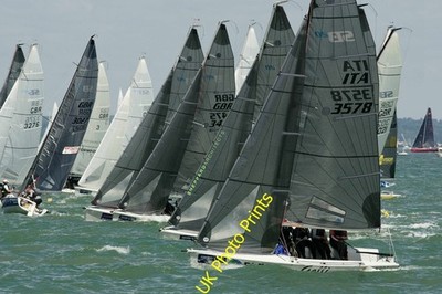 Foto A2 Cowes Week 2016 Kurz nach Beginn des ersten von zwei SB20 c2016