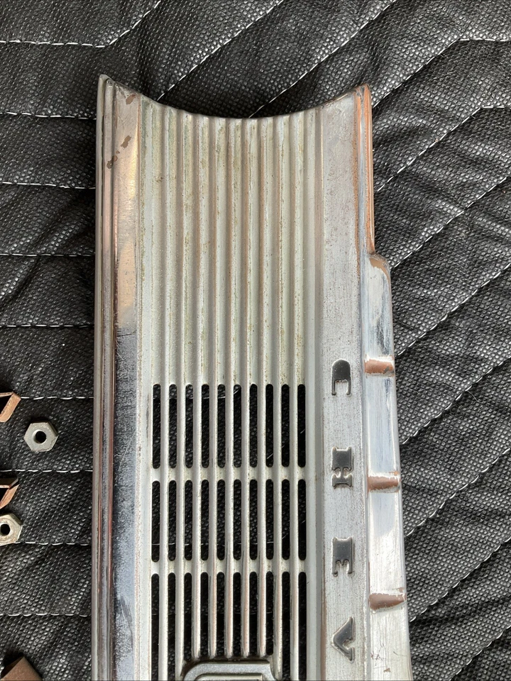 1942 Chevy Special Deluxe CENTER DASH TRIM / Radio SPEAKER GRILLE COVER Foto 2 de 4