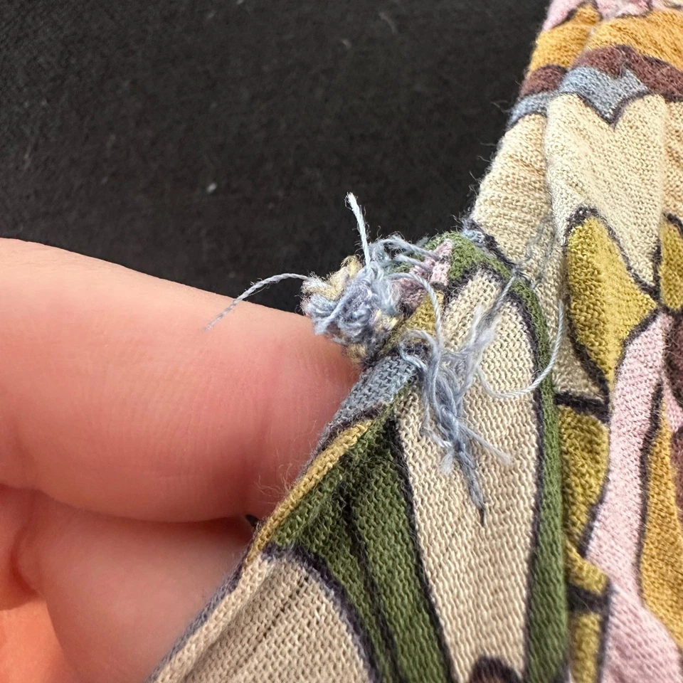 Blusa bohemia floral torcida frontal recortada con volantes mangas Foto 3 de 4