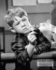 RON HOWARD AS "OPIE" IN "THE ANDY GRIFFITH SHOW" - 8X10 PUBLICITY PHOTO (CC-769)