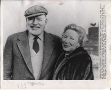 1961 Press Photo of Ernest Hemingway, Wife Mary on 1957 Trip Liner Ile de France