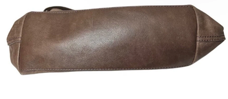 Bolsa de ombro UGG couro tom duplo camurça marrom bege desleixado Hobo Boho bolsa em excelente estado usado - Imagem 3 de 4