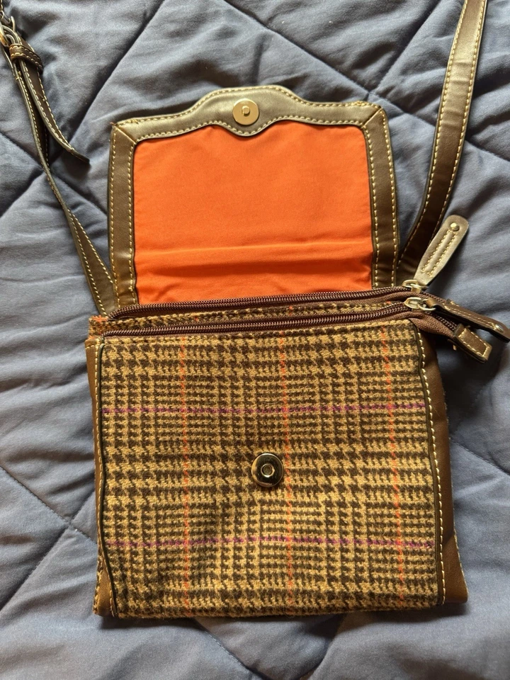Bolso de hombro de colección Chaps Ralph Lauren, plisado de lana e imitación de cuero Foto 3 de 4