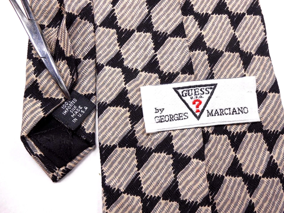 Corbata de seda Guess para hombre 56,5" X 4" negra/gris/latón geométrica Foto 3 de 3
