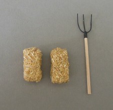 Krippenzubehör Strohballen 2 Stück klein 2,5 cm lang + Gabel 7,5 cm lang