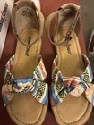 Minnetonka Cortez Fabric Size 3 Sandals — photo 1