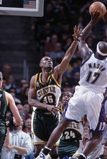 Forward Anthony Mason Milwaukee Bucks shoots over forward Art Lon- 2002 Photo