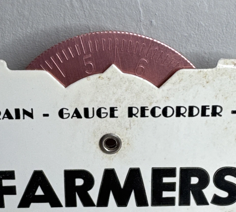 Pluviómetro vintage / Farmers Lumber Company / Lawton Elgin OK / Metal / Vidrio Foto 4 de 4
