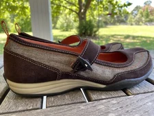 Lands End Spice Brown Loop Button Mary Jane Trekker Flats Shoes SZ 8.5 B #380799