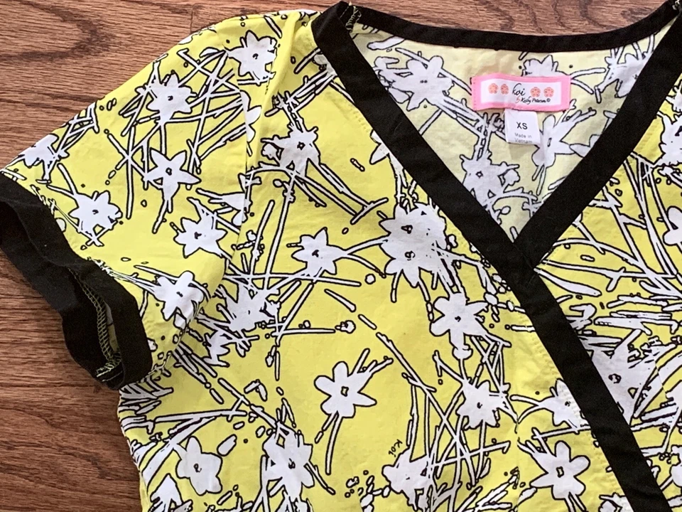 Blusa Médica Koi By Kathy Peterson XS Amarilla Blanca Negra Floral Bolsillos Laterales Foto 3 de 4