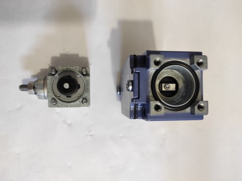 N.9 Telemecanique Kit Fine Corsa Baffo ZCKJ1+ZCKE05+ZCKY91 + piastre montaggio - Foto 6 di 6