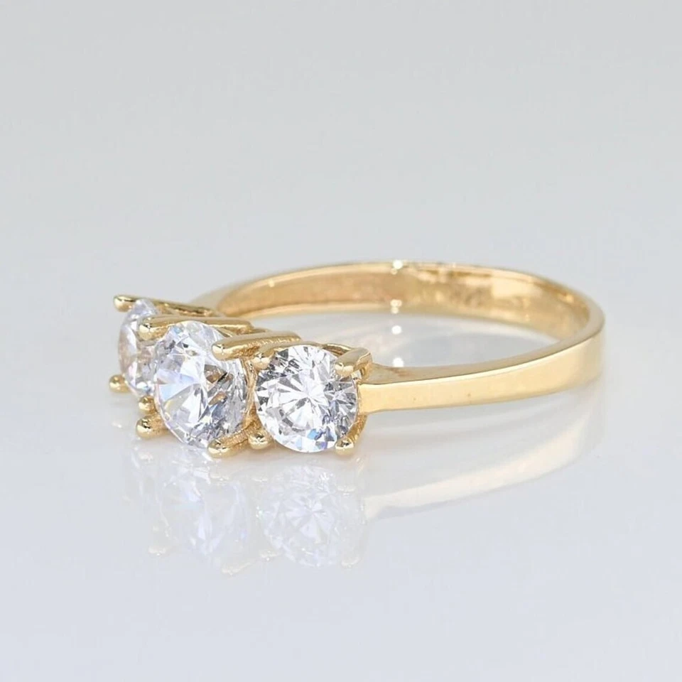 ELEGANTE ANILLO DE BODAS 2 CT CORTE REDONDO MOISSANITA 3 PIEDRAS CHAPADO EN ORO AMARILLO 14K Foto 4 de 4