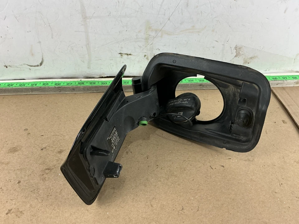 BMW 740i 740Li 2010-2015 tanque de combustible llenado tapa puerta cubierta con carcasa OEM Foto 3 de 4