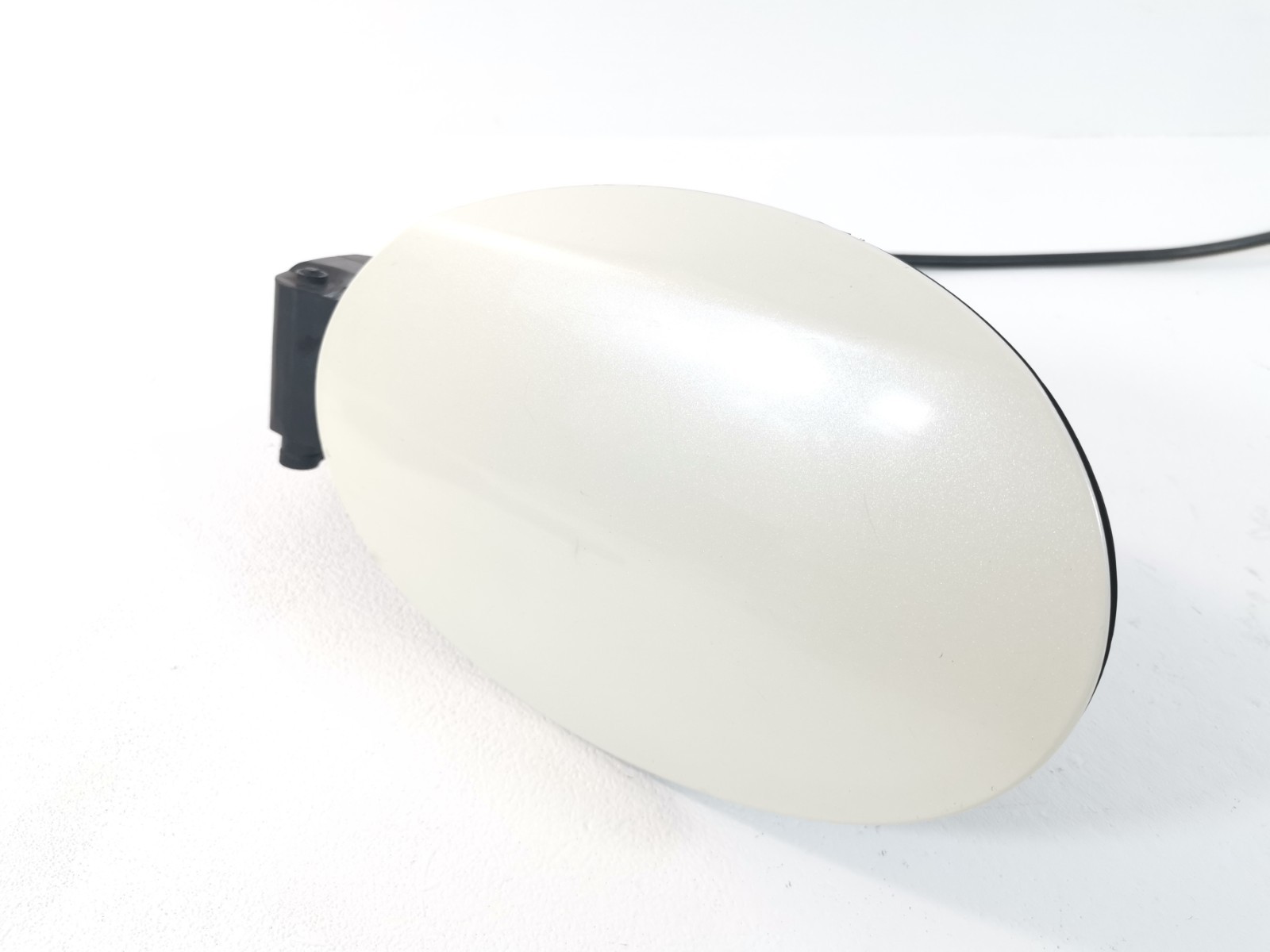 Maserati Ghibli S 3.0 Q4 2014 Fuel Gas Tank Filler Cap Door White Color OEM