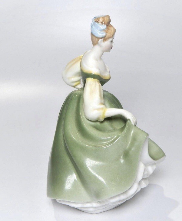 ロイヤルドルトン イギリス製 陶器製 人形 1962年作 Fair Lady ロイヤルドルトン イギリス製 陶器製 人形 1962年作 Fair Lady