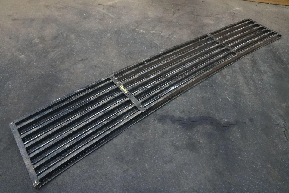 Решетка на передний капот панель черная Nero 60559600 от оригинального производителя Ferrari Mondial 1982 - Изображение 4 из 4