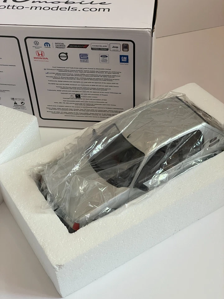 Otto Peugeot 205 GTi 1.6 Futura Gris Plata 1984 Modelo a Gran Escala 1:12 Foto 2 de 4