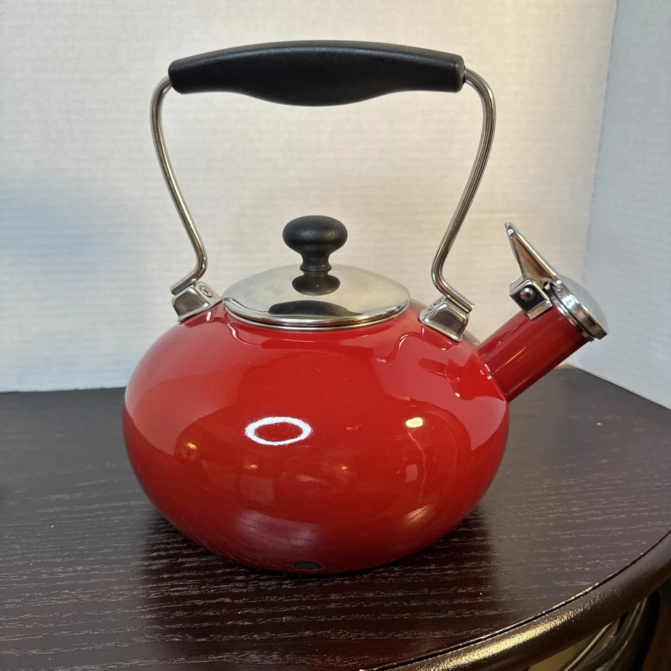 Tetera Chantal Whistling tetera de 2 cuartos roja de acero inoxidable Foto 2 de 4