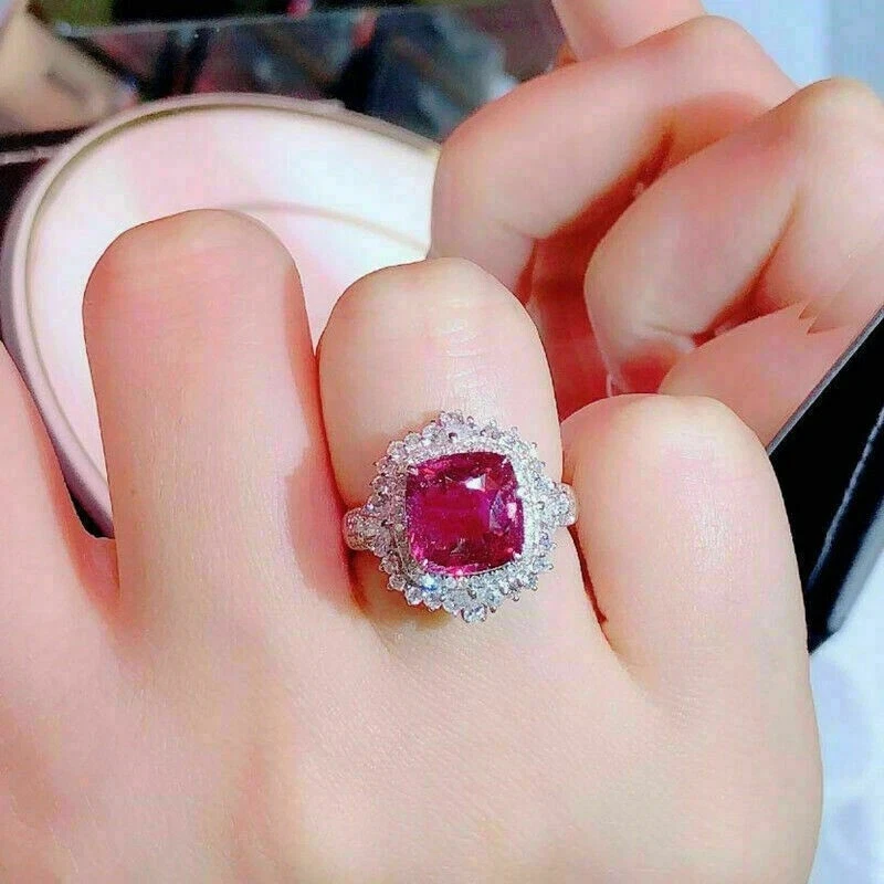 Anillo de compromiso de diamantes con halo de rubí rojo creado en laboratorio de 3,00 quilates acabado en oro blanco de 14 quilates Foto 4 de 4