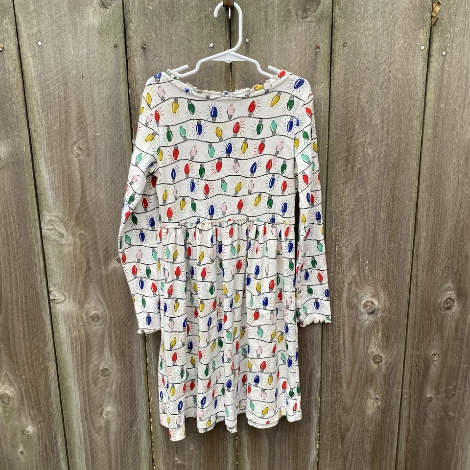 Vestido acanalado estampado navideño Hanna Andersson luces navideñas festivas 130 EE. UU. 8 Foto 4 de 4