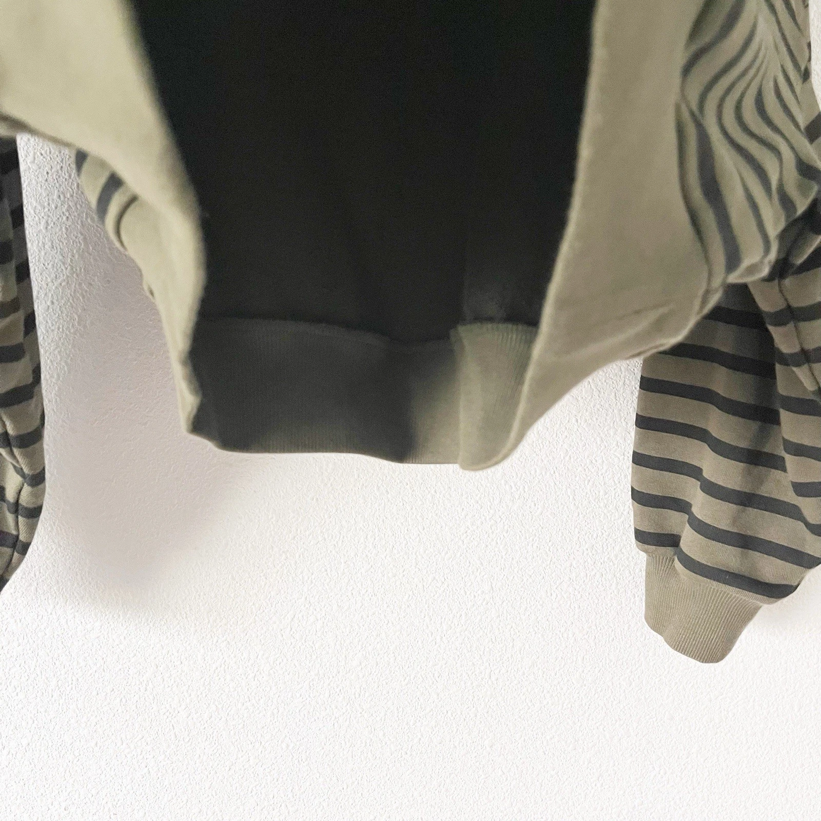 Felpa con cappuccio rossa Valentino stampa ritagliata a righe verdi taglia S