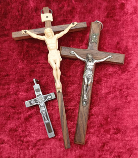 3 VINTAGE CRUCIFIX (LARGEST 6" HIGH) PLUS 17 PALM CROSSES. JOB LOT