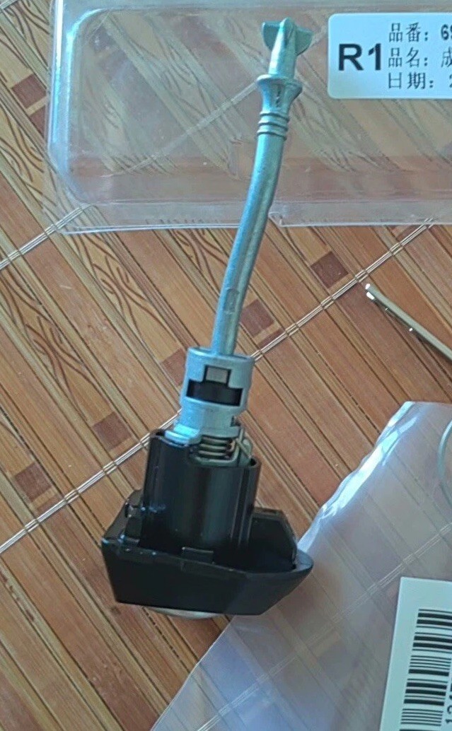 Toyota Genuine Door Lock Cylinder & Key Set 69052-0R100 for 2019