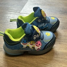 Baby Shark Toddler Light Up Tennis Shoes Sneaker Boys Girls   Size 5 Unisex