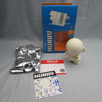 Do It Yourself! 2005 Munny White Kid Robot Figure