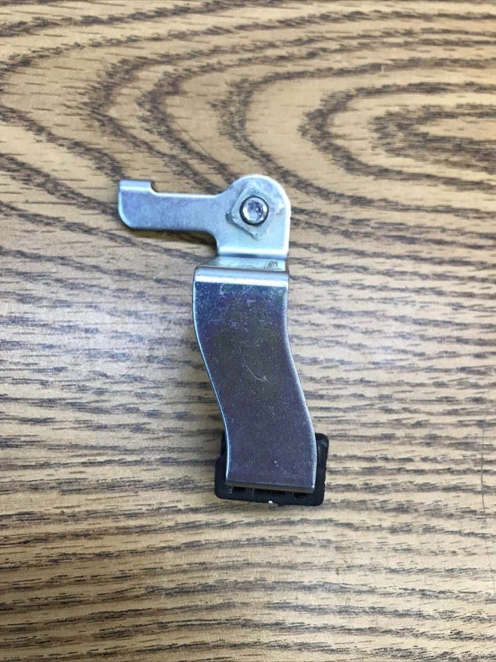 SUZUKI GSX-R600 2006-2007, CAJA DE FUSIBLES PLACA SOPORTE PARTE # 47410-01H00 Foto 4 de 4