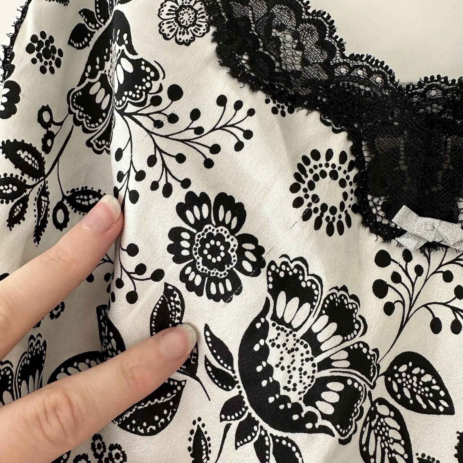 UNDERCOVER Abito Victoria's Secret bianco e nero floreale slip