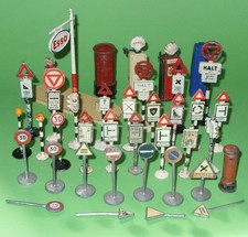 Britain's Dinky & Gilco Etc / Assorted Petrol Pumps, Road Signs & Traffic Lights