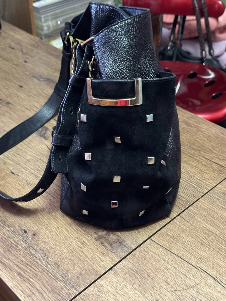 Jimmy Choo Anna черный гофрированный лакированная кожа с заклепками замши Hobo наплечная сумка б/у в отличном состоянии - Изображение 4 из 4