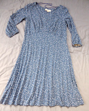 PEPPERBERRY  14   Curvy-Really Curvy stretchy dress;   ditsy flowers;   V-neck!