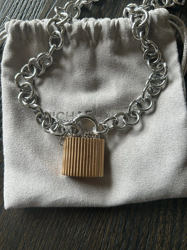 Collar Michael Kors Lock oro rosa con cadena de plata Foto 4 de 4