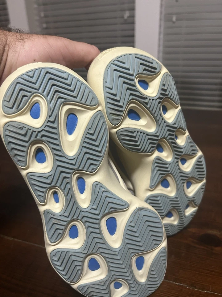 Yeezy Boost 700 v3 Talla 5.5 Foto 4 de 4