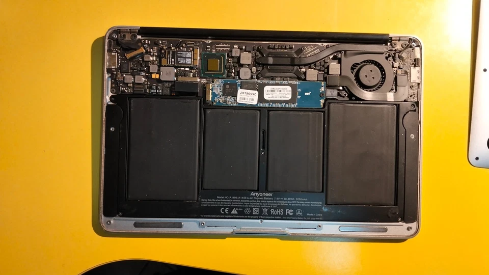 Apple MacBook Air 11” A1370 EMC2471 NON FUNZIONANTE per ricambi SSD 500GB - Immagine 4 di 4