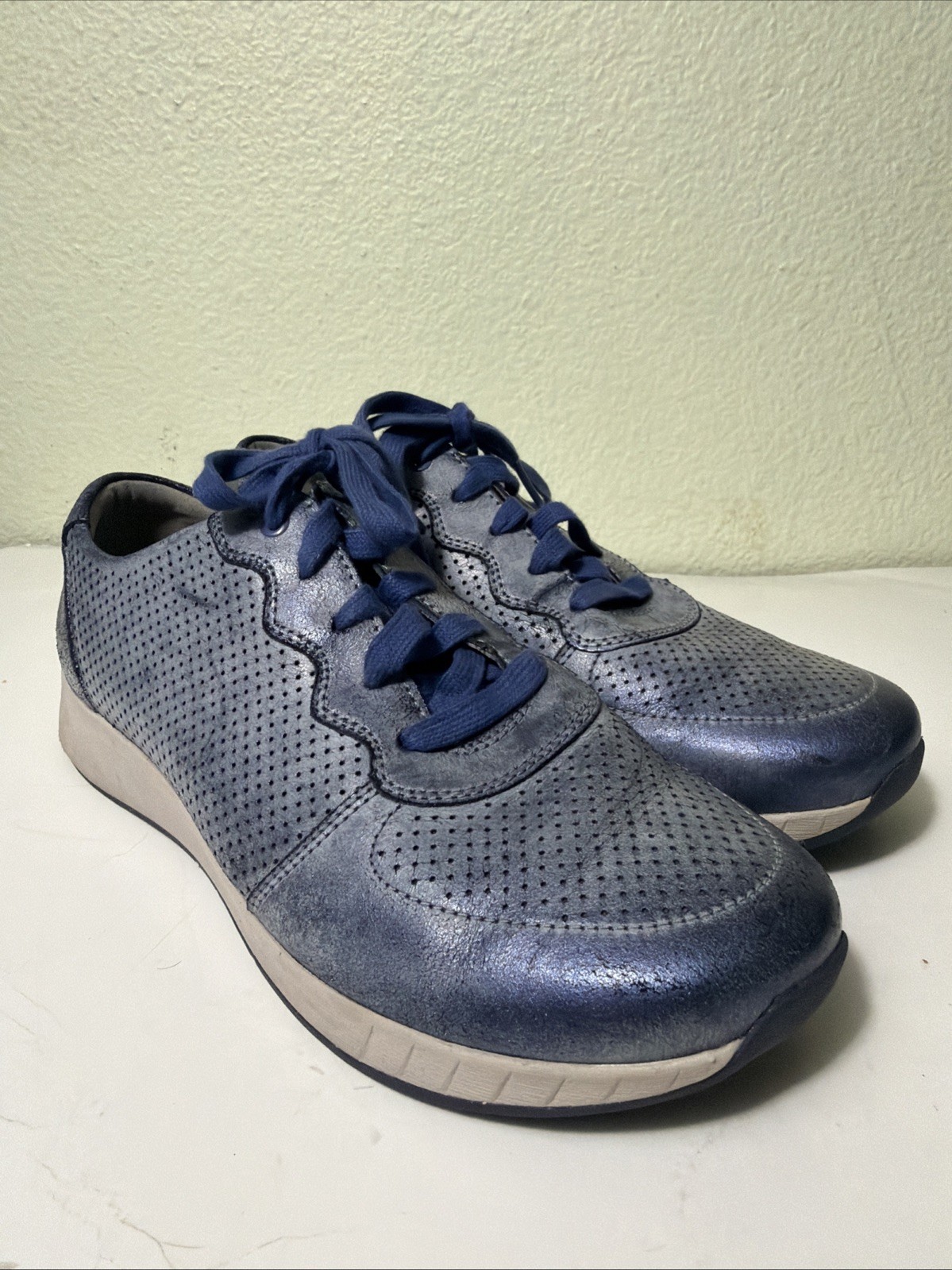 Dansko Christina Womens Blue Sneaker Metallic Leather Size 4