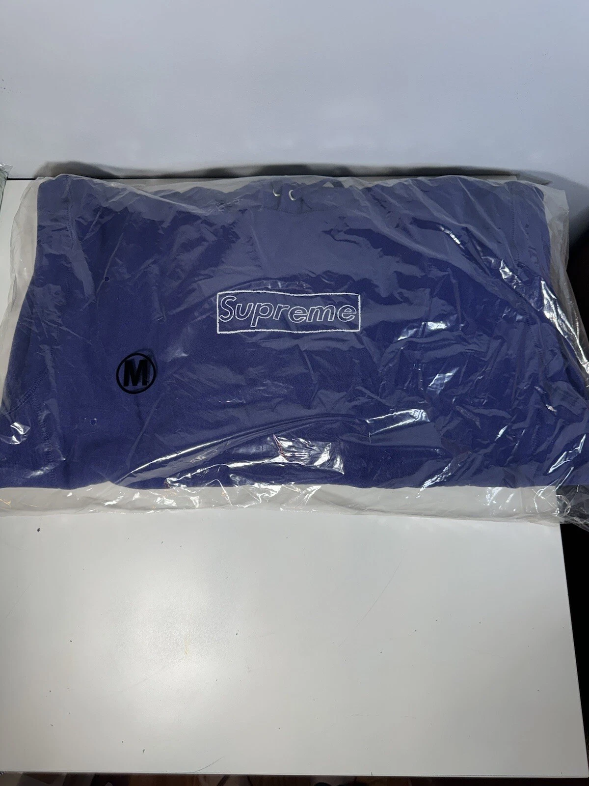 Sweat à capuche logo boîte à craie Supreme x Kaws (lavé marine) taille moyenne neuf dans un sac